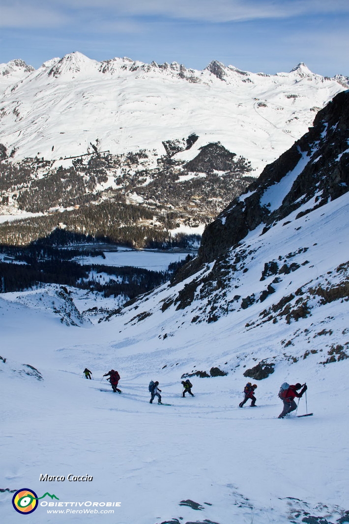 09_la nostra fila di scialpinisti.JPG